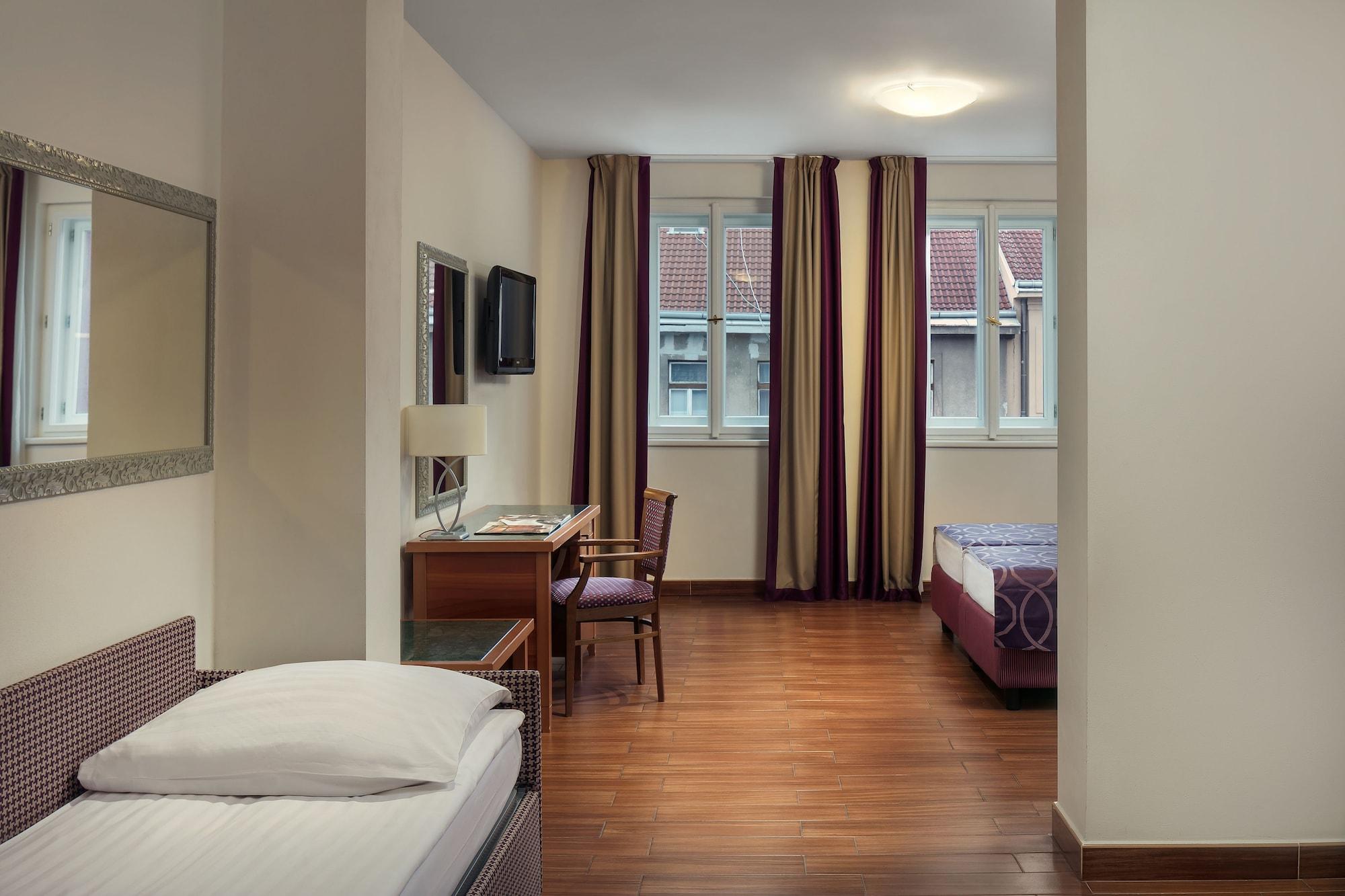 Hotel Galileo Прага Екстериор снимка