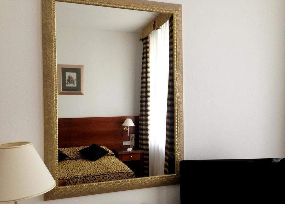 Hotel Galileo Прага Екстериор снимка