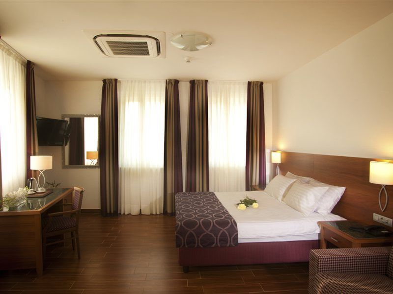 Hotel Galileo Прага Екстериор снимка
